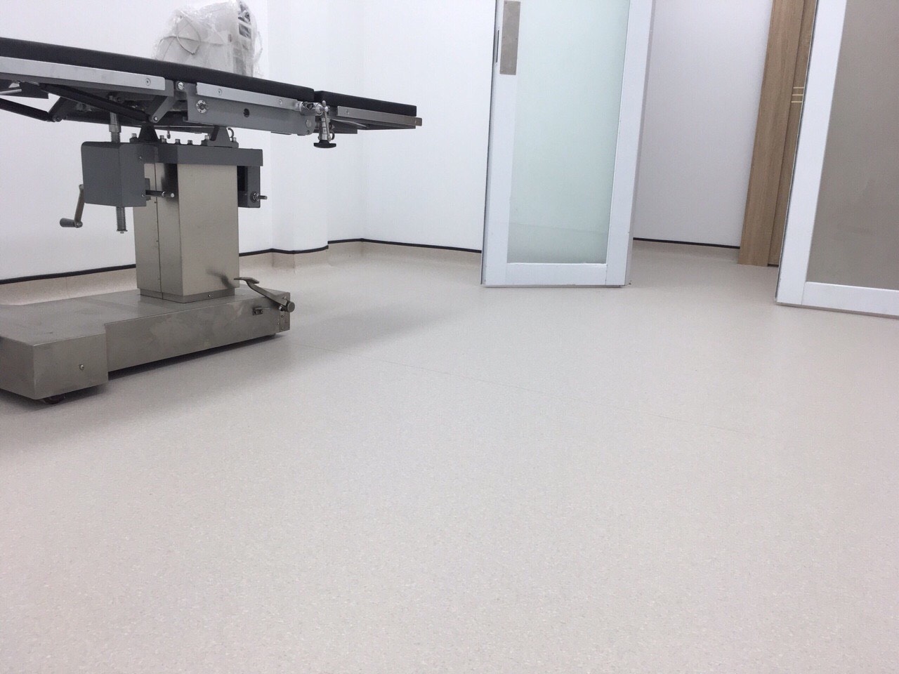 sàn vinyl cho phòng khám nha khoa 