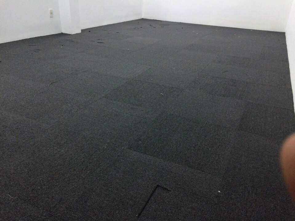 Thảm tấm văn phòng màu đen 